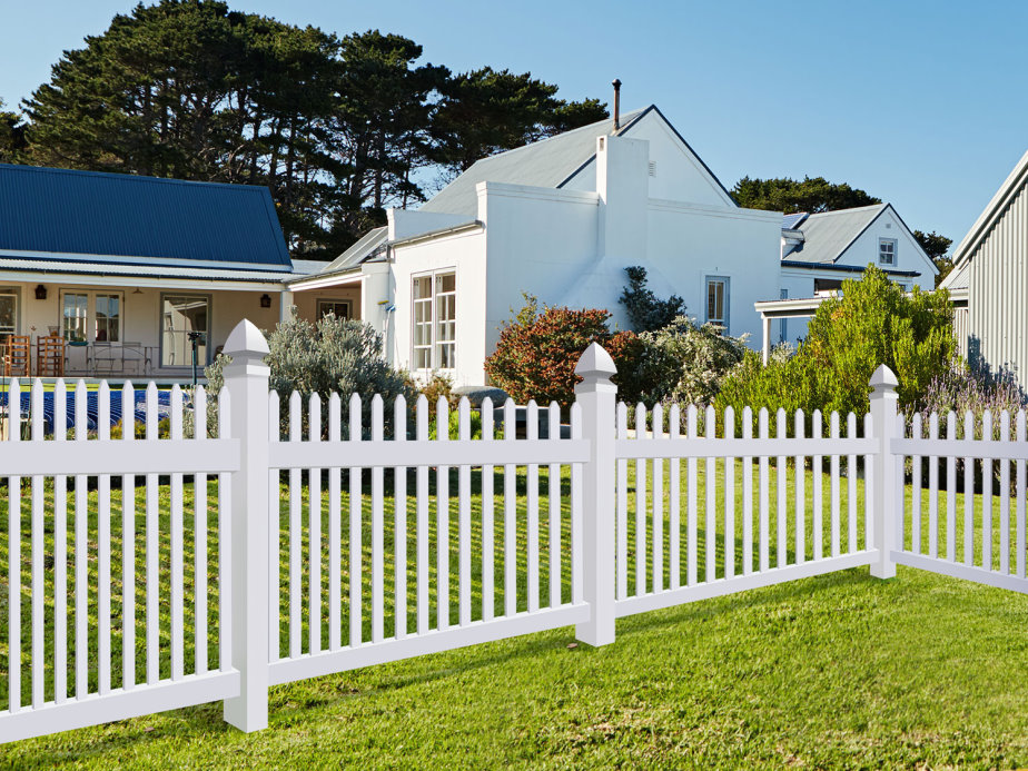 Ares style residential vinyl fencing in the Panama City, Florida area.