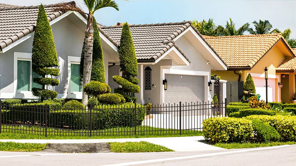 Corinth style residential aluminum fencing in the Panama City, Florida area.